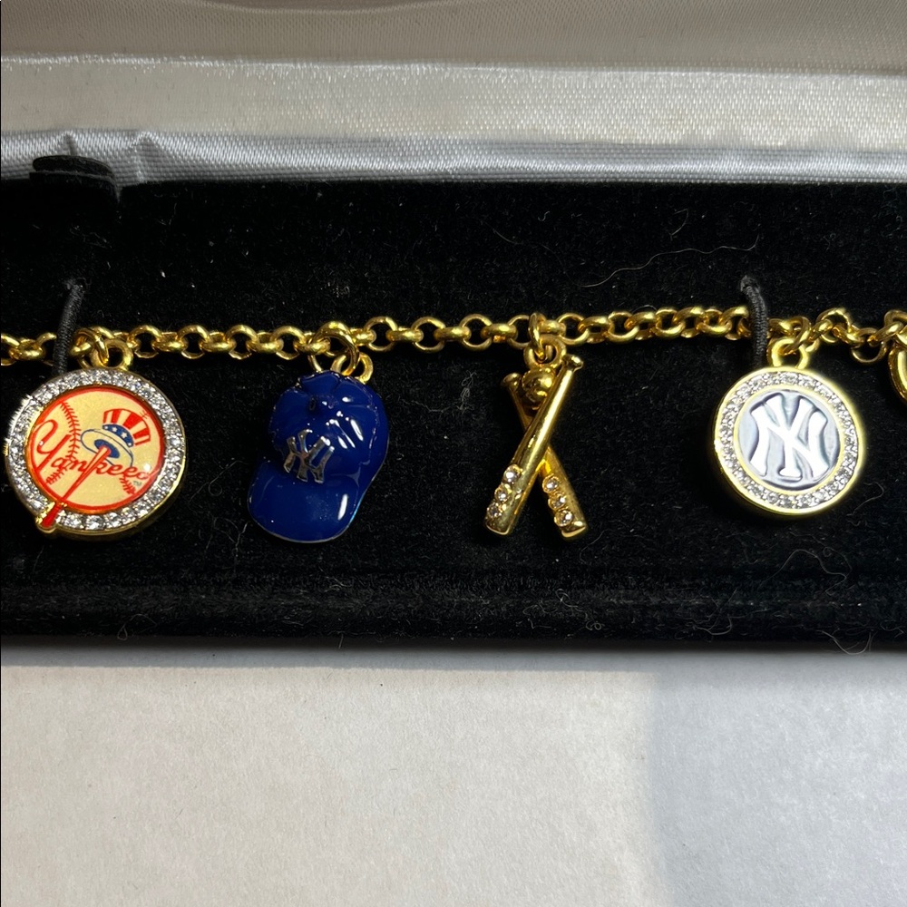 Vintage Danbury Mint 24k New York Yankees Gold Charm Bracelet Baseball Theme - Picture 4 of 10